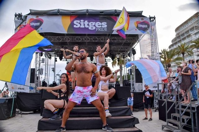 Sebastián Yannucci en el escenario del GayPride de Sitges